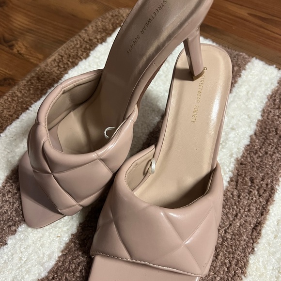 Trendy Square Sandals - Picture 2 of 2